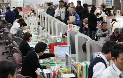 Jobseekers ask for information in a job center in Tokyo, April 2009. (AFP Photo)